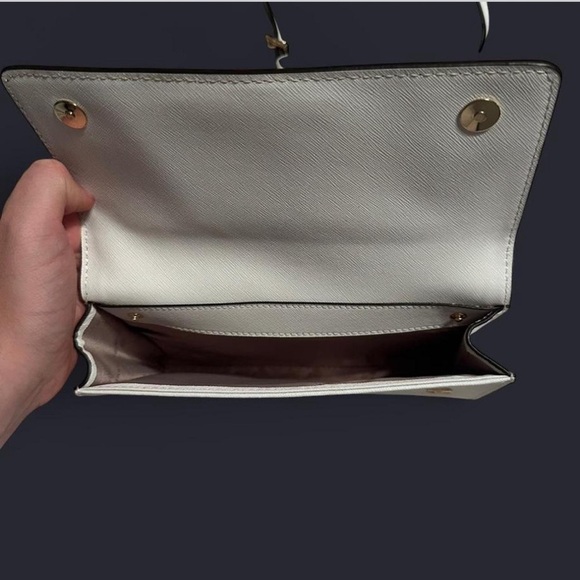 Michael Kors Cream Crossbody Bag with Gold Chain - Picture 5 of 7